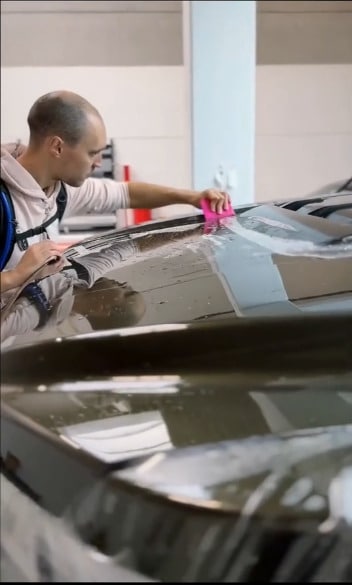 Formation PPF en Belgique – démonstration de pose de film de protection sur véhicule en atelier